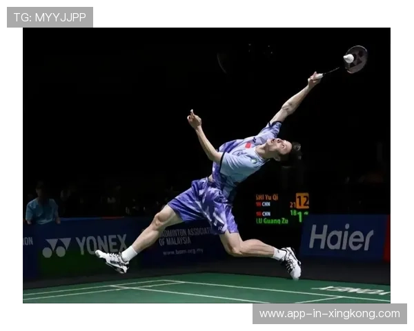 羽毛球大力杀球震撼全场：竞技激情的极致瞬间