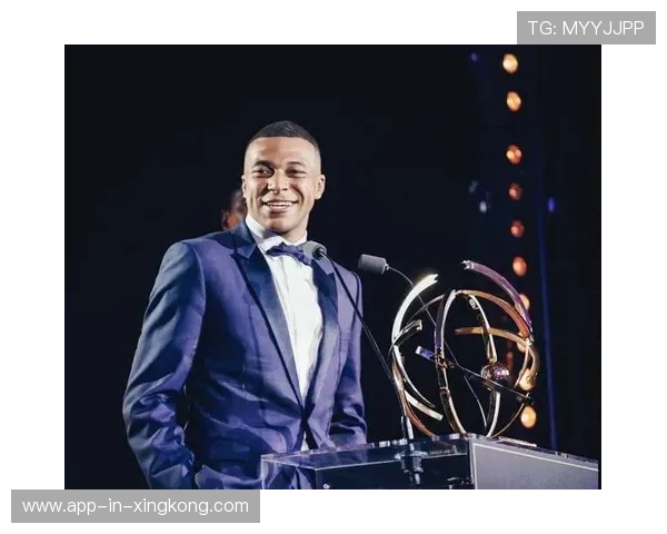 姆巴佩被发现深夜为粉丝逐一回信，耐心与温柔被放大