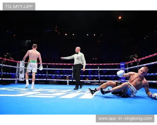 UFC精彩瞬间：腹部中拳击倒对手的瞬间震撼世界