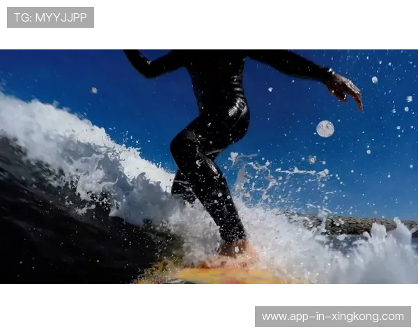 冲浪相机掉水却拍到完美浪形，选手靠回放自学