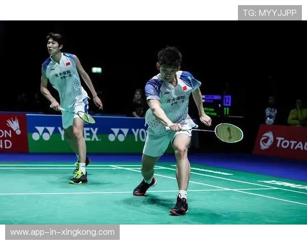 羽球双打后场配合创造连续得分机会